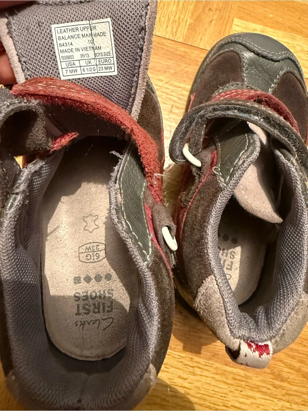 Clarks First Shoes Boys Red Grey Leather Suede Mid Top Sneakers Size 7 MW Shoes